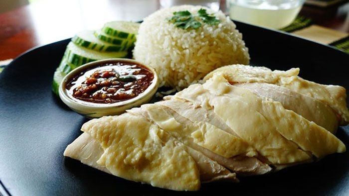 ข้าวมันไก่ พร้อมน้ำจิ้มรสเด็ด อาหารจานเดียว