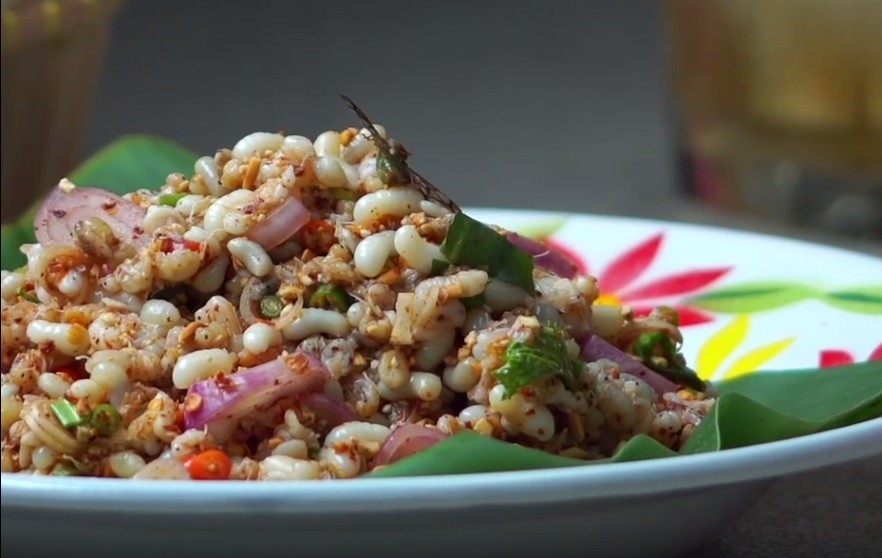 ยำไข่มดแดง (สากล) อาหารภาคอีสาน