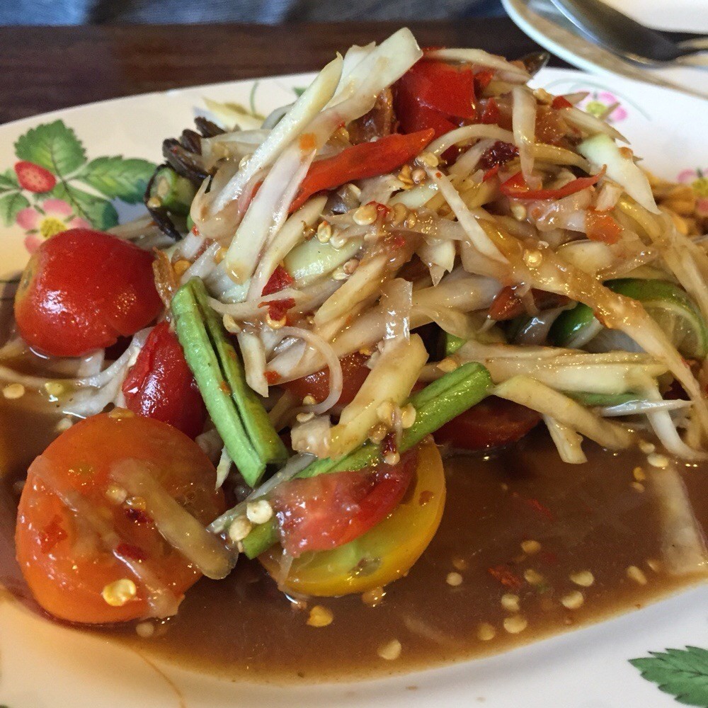 ส้มตำลาวใส่มะกอก อาหารภาคอีสาน