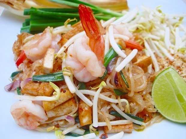 ก๋วยเตี๋ยวผัดไทยกุ้งสด อาหารภาคกลาง