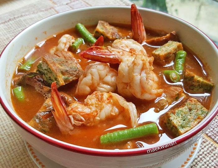 แกงส้มไข่ชะอมกุ้งสด อาหารภาคกลาง