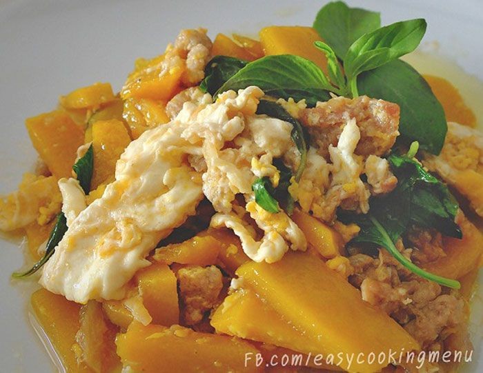 ฟักทองผัดไข่ใบโหระพา อาหารภาคกลาง