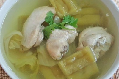 แกงจืดไก่กับมะระและผักกาดดอง อาหารภาคกลาง