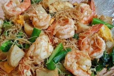 ผัดซีอิ๊วเส้นหมี่กับกุ้ง อาหารจานเดียว