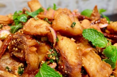 ลาบปลาช่อนทอดกรอบ ประยุกต์ อาหารภาคอีสาน