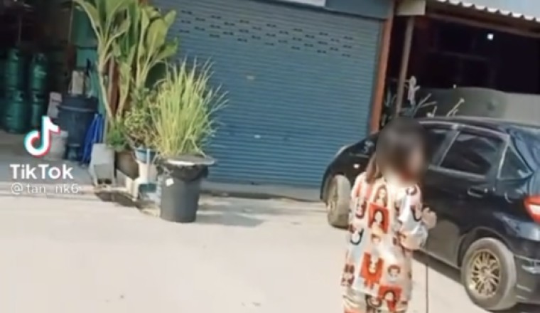 คลิปนาทีชาวบ้าน ไล่จับโจร ปีนขึ้นตึก 3 ชั้น หนีให้เห็นกันจะๆเหมือนจอมขมังเวทย์!
