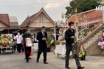 พิธีฌาปนกิจ ‘ไมเคิล พูพาร์ต’ อดีตพระเอกดัง โอลิเวอร์กล่าวไว้อาลัยครั้งสุดท้าย