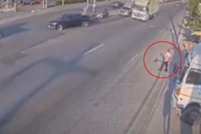 ไม่เชื่ออย่าลบหลู่! กระบะส่งของ พุ่งชนรถบรรทุกกลางลำ อ้างบอกมองไม่เห็น