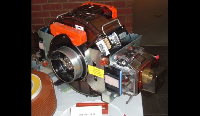 คุณคิดว่าฮาร์ดไดรฟ์ 1GB เครื่องแรกของโลกมีน้ำหนักกี่กิโลกรัม?