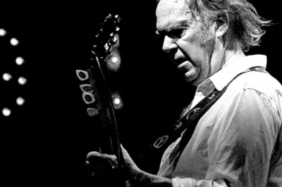 สปอติฟาย ถอดเพลงศิลปินในตำนาน ‘นีล ยัง’ หลังเหตุพิพาทดาราพ็อดคาสต์เรื่องวัคซีน