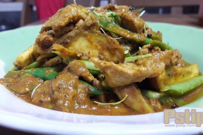 ผัดเผ็ดหมูกับมะเขือ ถั่วฝักยาว อาหารภาคใต้