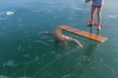 เกือบเอาชีวิตไปทิ้ง ว่ายน้ำในน้ำแข็ง ดำลงไปหาทางออกไม่เจอเพื่อนรีบช่วยกันวุ่น