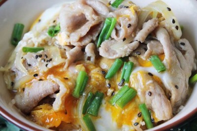 ข้าวหน้าหมูสไลซ์ซอสเทอริยากิ อาหารจานเดียว