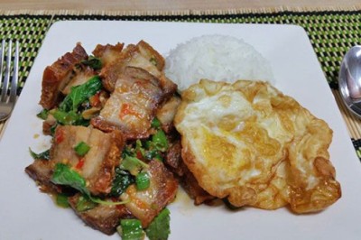 ผัดกะเพราหมูกรอบไข่ดาว อาหารจานเดียว