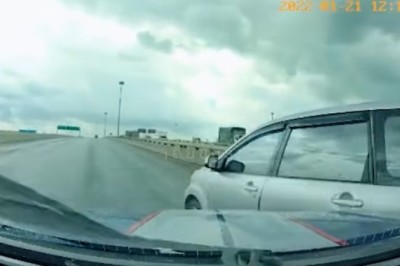 งงกันทั้งถนน! รถเกิดอุบัติเหตุจนหยุดนิ่ง แต่คู่กรณีดันเร่งเครื่องหมุน ขับรถชน ไปทั่ว