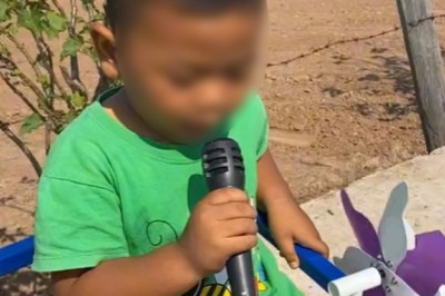 สุดน่ารัก! เด็กน้อยช่วยพ่อขายข้าวโพด พ่อให้พูดตามที่บอกแต่สงสัยเร็วไปเลย OK