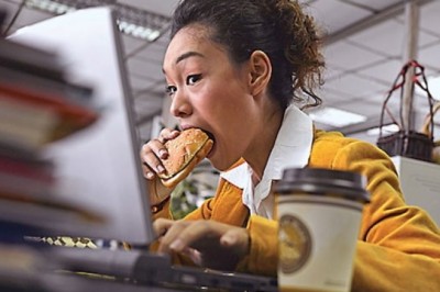 7 เคล็ดลับหม่ำอาหารบนโต๊ะทำงาน