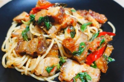 สปาเกตตีผัดกะเพราหมูกรอบ อาหารจานเดียว