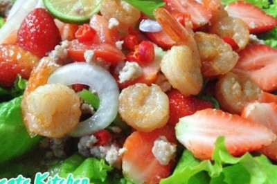 ยำสตรอว์เบอร์รีกุ้งกรอบหมูสับ