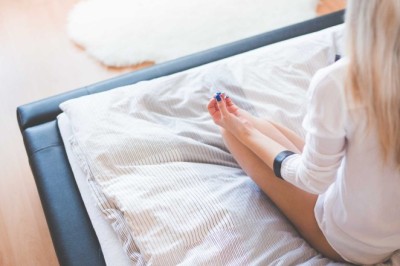 ลองทำโยคะบนเตียงกัน