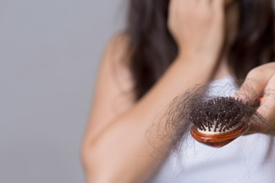 5 เคล็ดลับเด็ด ขจัดปัญหาผมเสีย ผมร่วงให้อยู่หมัด