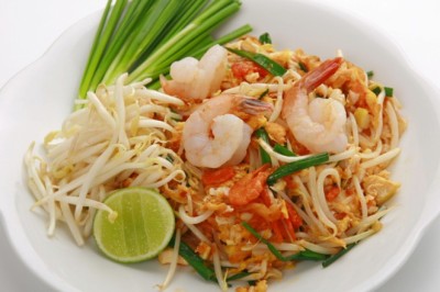 ผัดไทยกุ้งสด อาหารจานเดียว