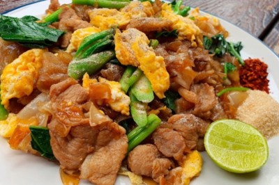 ผัดซีอิ้วหมู อาหารจานเดียว