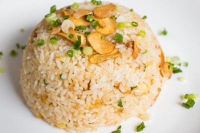 ข้าวผัดกระเทียม อาหารจานเดียว