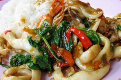 ผัดกระเพราปลาหมึก อาหารจานเดียว