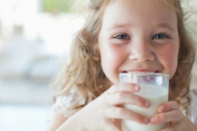 ถึงเวลาแล้วหรือยังที่จะให้ลูกน้อยดื่มนมจากแก้ว