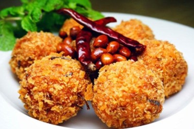 ยำข้าวทอดแหนมคลุก อาหารจานเดียว