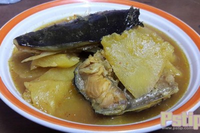 แกงส้มหัวปลาแซลมอนกับสับปะรด อาหารภาคใต้