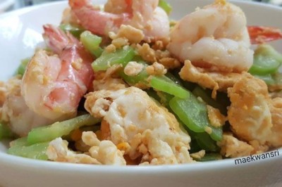 มะระผัดไข่กับกุ้ง อาหารจานเดียว