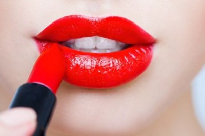 ฮอตสุดๆ กับปากสีแดงแรงฤทธิ์