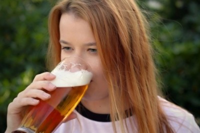 สาวรุ่นดื่มหนักระวังสมองเสียหาย