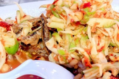 ยำมะม่วงปลากรอบ อาหารจานเดียว