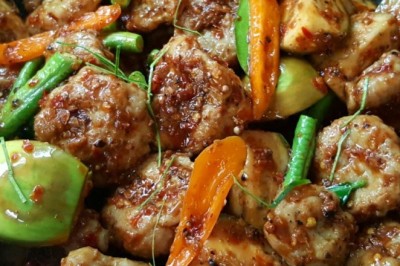 ผัดเผ็ดลูกชิ้นปลากราย อาหารจานเดียว