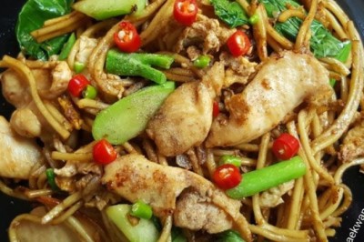 ผัดซีอิ๊วหมี่เหลือง อาหารจานเดียว