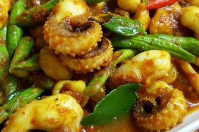 ผัดเผ็ดหนวดปลาหมึกพริกแกงใต้