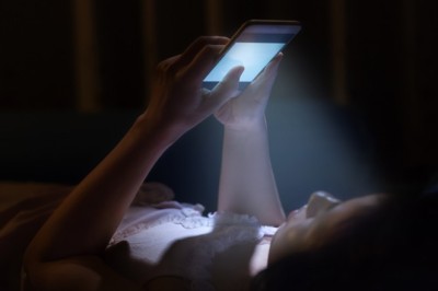 อันตรายเล่นมือถือในที่มืดเสี่ยงต้อหิน