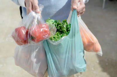 คิดสักนิดก่อนหยิบถุงพลาสติกใส่อาหาร