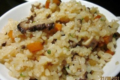 ข้าวผัดกระเทียมเห็ดหอม อาหารจานเดียว