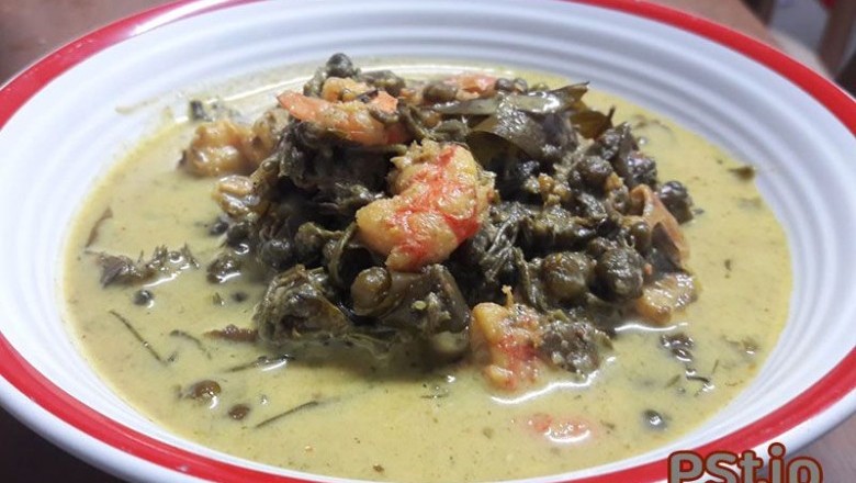 แกงกะทิดอกขี้เหล็กกับกุ้ง อาหารภาคใต้