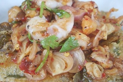 ยำผักบุ้งทอดกรอบใส่กุ้งสด อาหารเพื่อสุขภาพ