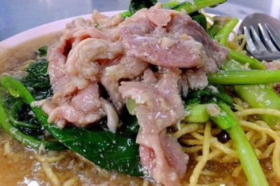 ราดหน้าหมี่กรอบ (สูตรหมูหมัก) อาหารจานเดียว
