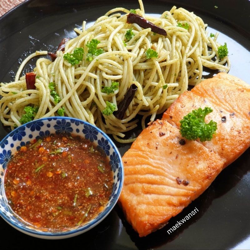 สปาเก็ตตี้ซอสโหระพากับปลาแซลมอนจิ้มแจ่ว อาหารจานเดียว