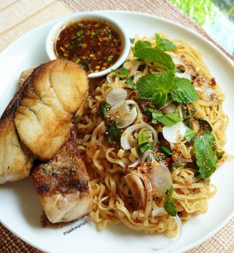 ลาบ Migoreng ปลากะพงหนังกรอบจิ้มแจ่ว อาหารจานเดียว