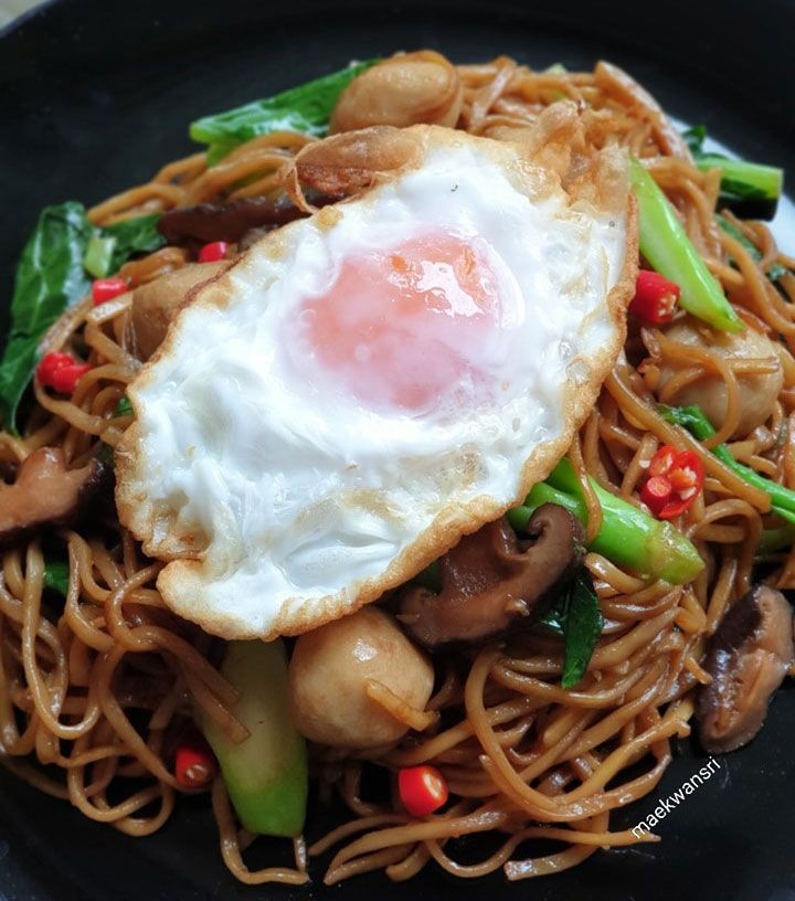 ผัดหมี่กับไข่ดาว อาหารจานเดียว