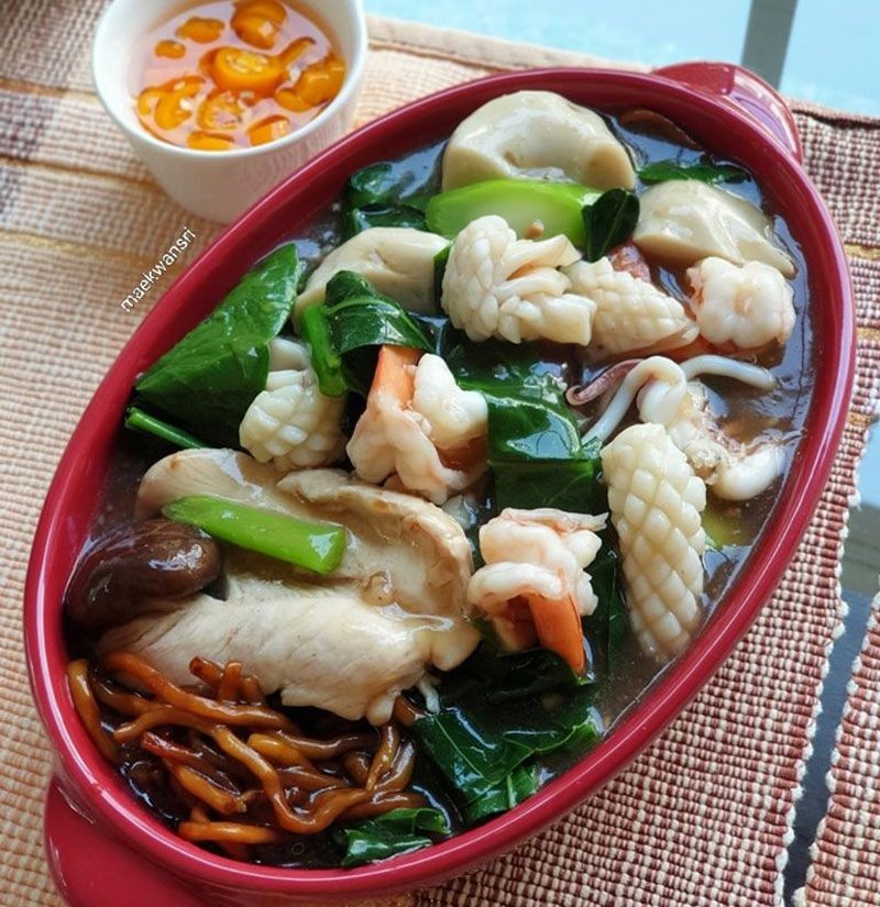 หมี่เหลืองราดหน้ารวมมิตร อาหารจานเดียว