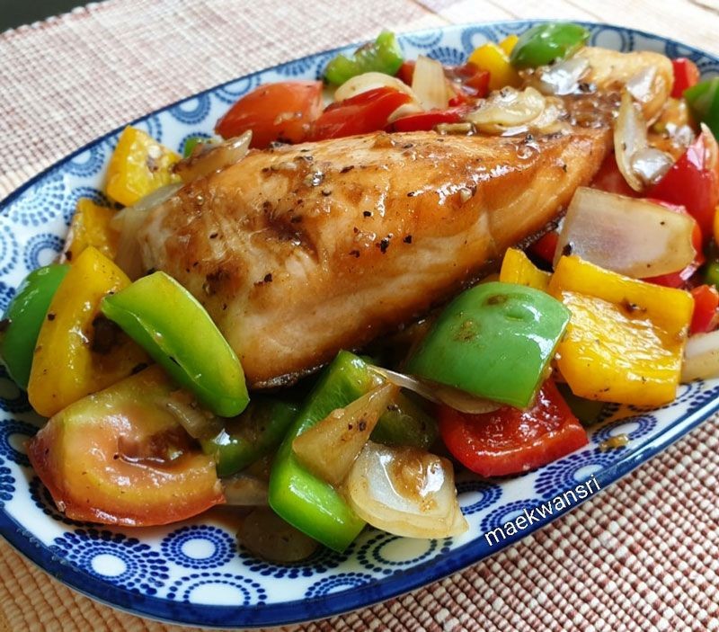 ปลาแซลมอนหนังกรอบราดพริกหวานผัดพริกไทยดำ อาหารจานเดียว